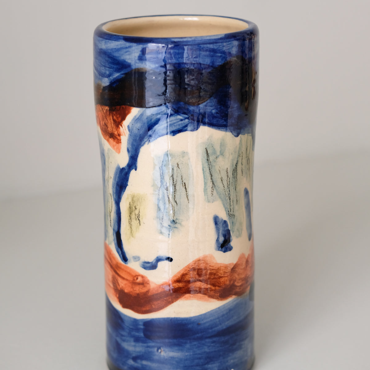 Vase A26HB05 en faïence rouge H 23cm d'Héloise Bariol chez Brutal Ceramics