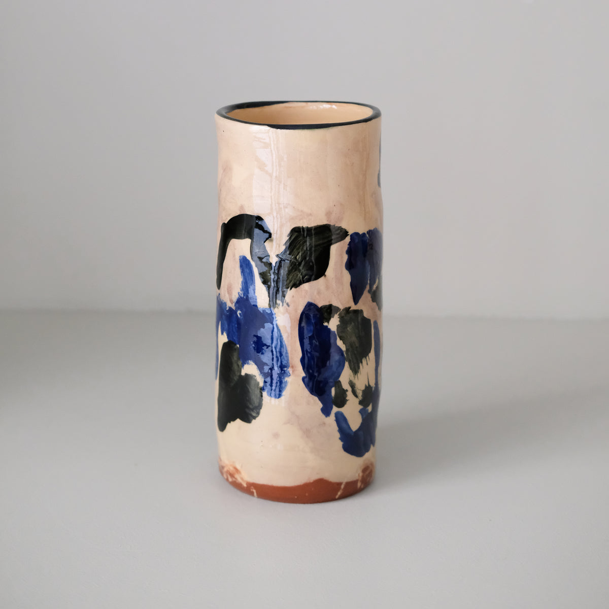 Vase A26HB06 en faïence rouge H 23cm d'Héloise Bariol chez Brutal Ceramics