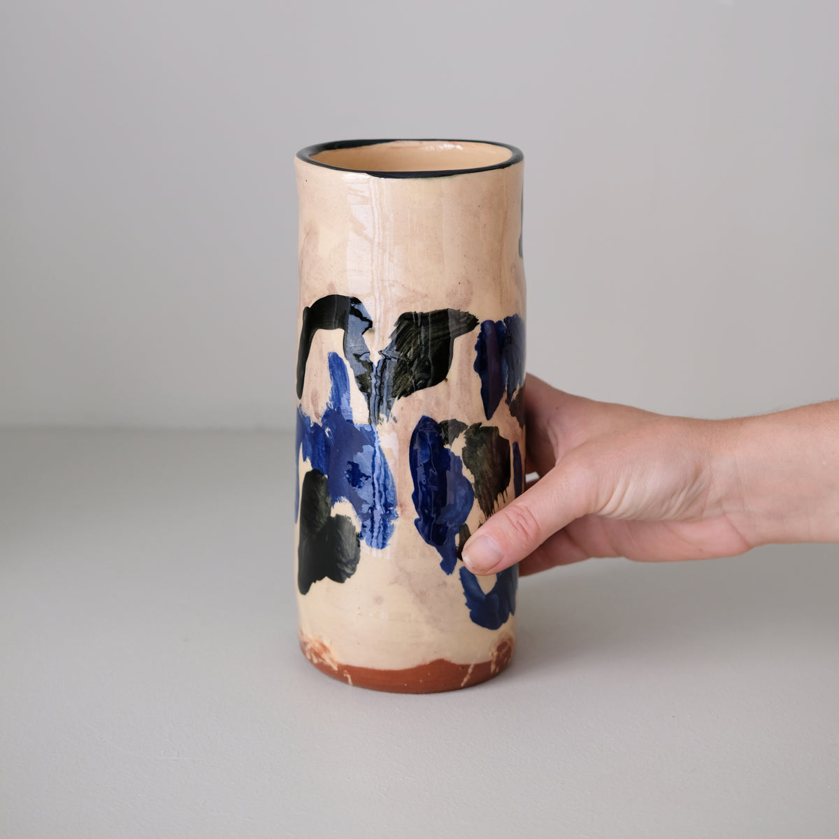 Vase A26HB06 en faïence rouge H 23cm d'Héloise Bariol chez Brutal Ceramics