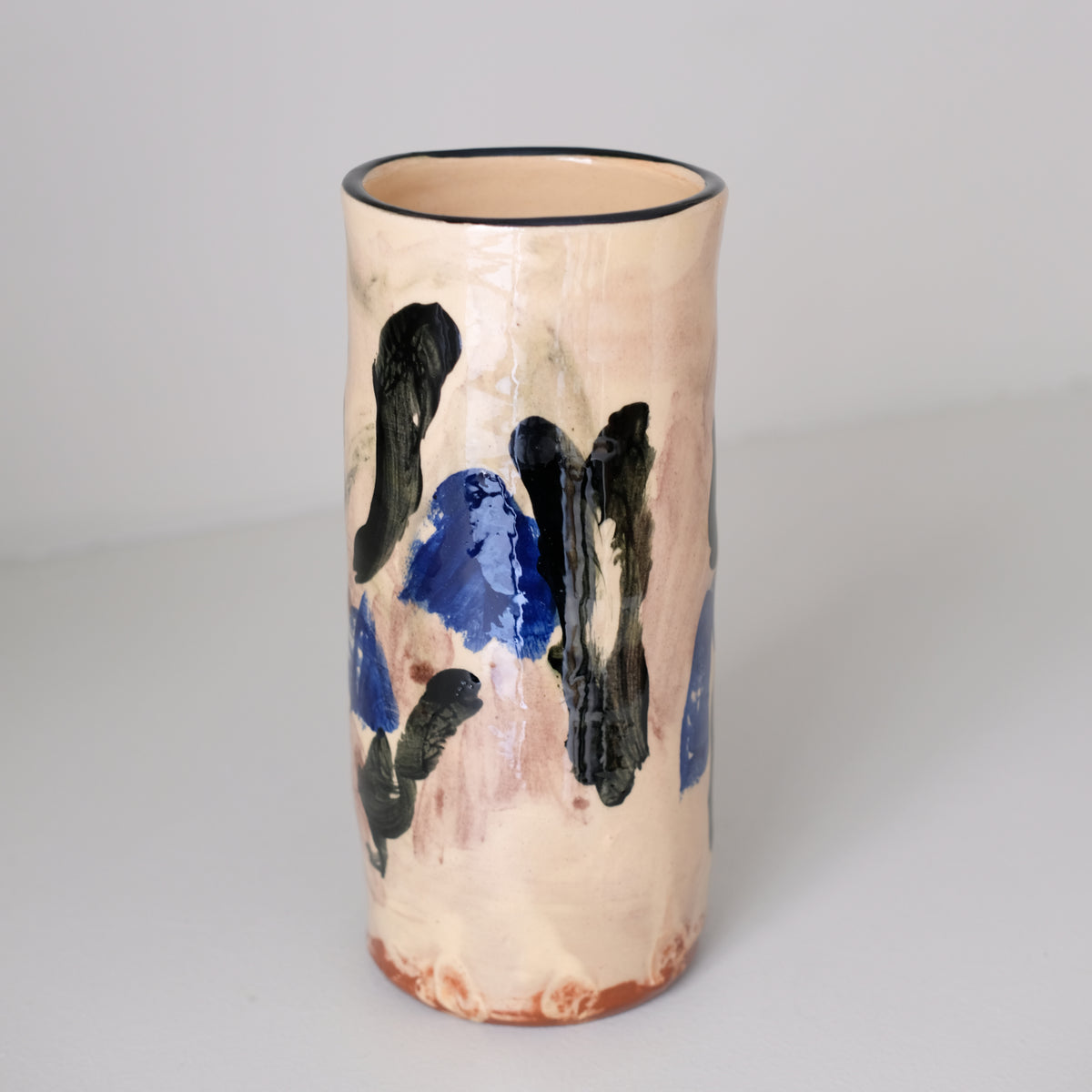 Vase A26HB06 en faïence rouge H 23cm d'Héloise Bariol chez Brutal Ceramics