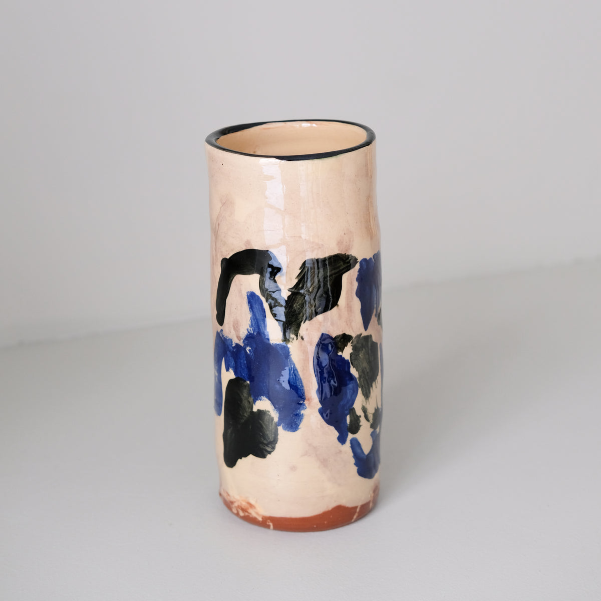 Vase A26HB06 en faïence rouge H 23cm d'Héloise Bariol chez Brutal Ceramics