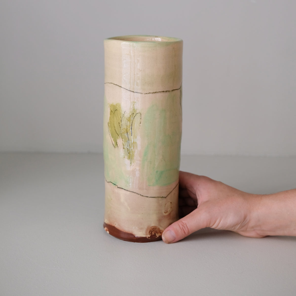 Vase A26HB07 en faïence rouge H 23cm d'Héloise Bariol chez Brutal Ceramics