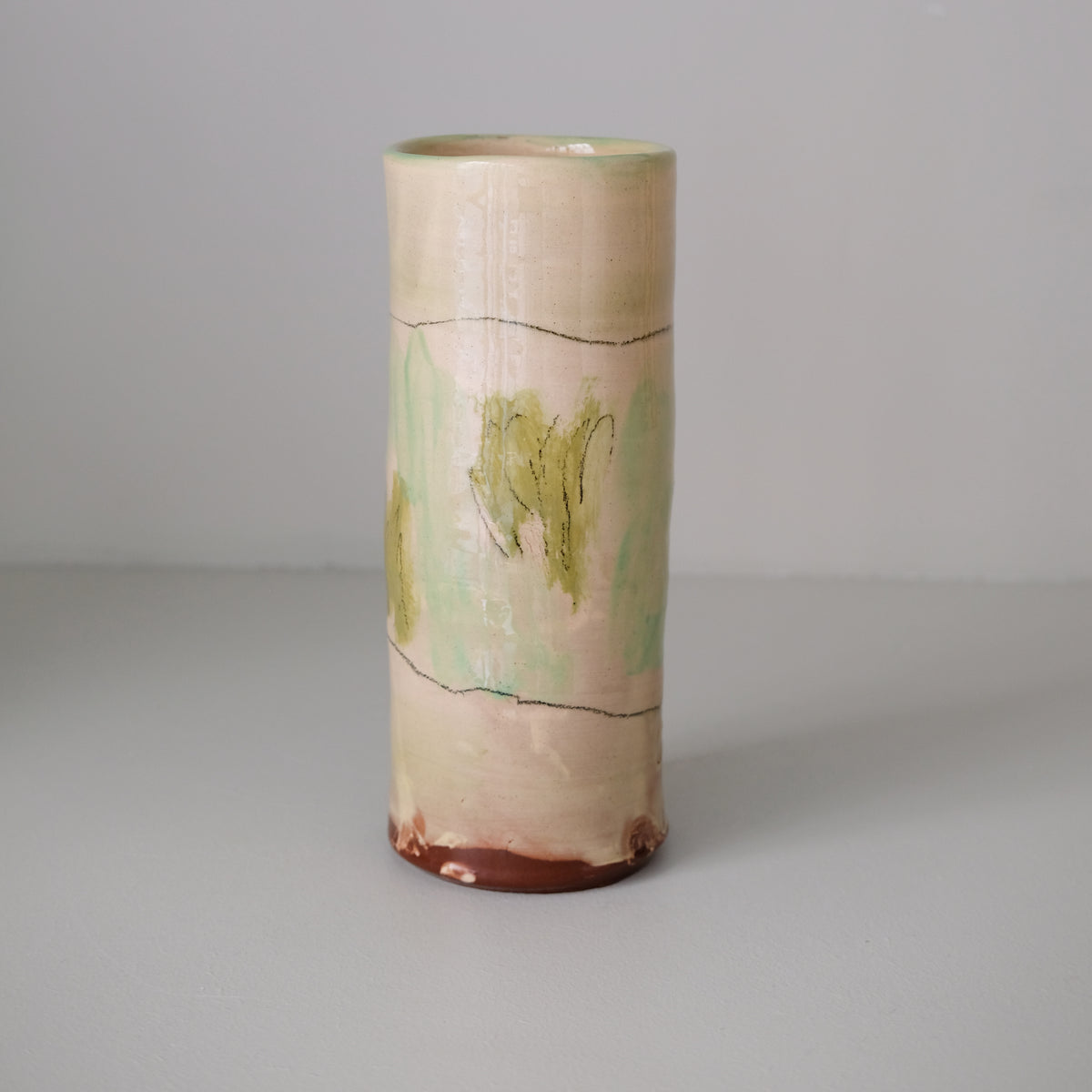 Vase A26HB07 en faïence rouge H 23cm d'Héloise Bariol chez Brutal Ceramics