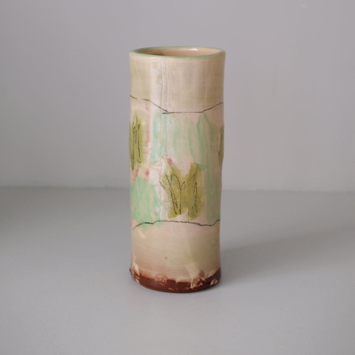 Vase A26HB07 en faïence rouge H 23cm d'Héloise Bariol chez Brutal Ceramics