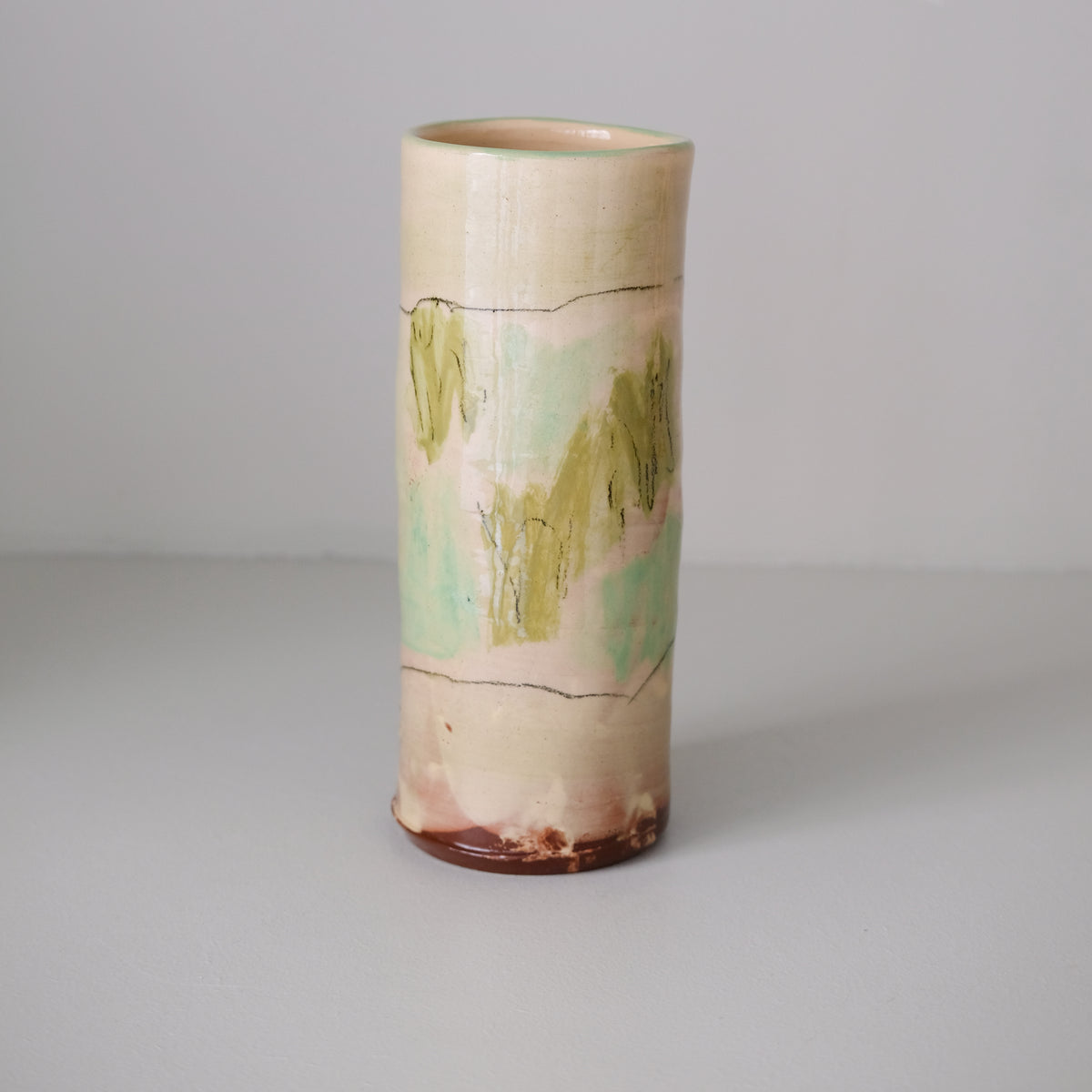 Vase A26HB07 en faïence rouge H 23cm d'Héloise Bariol chez Brutal Ceramics