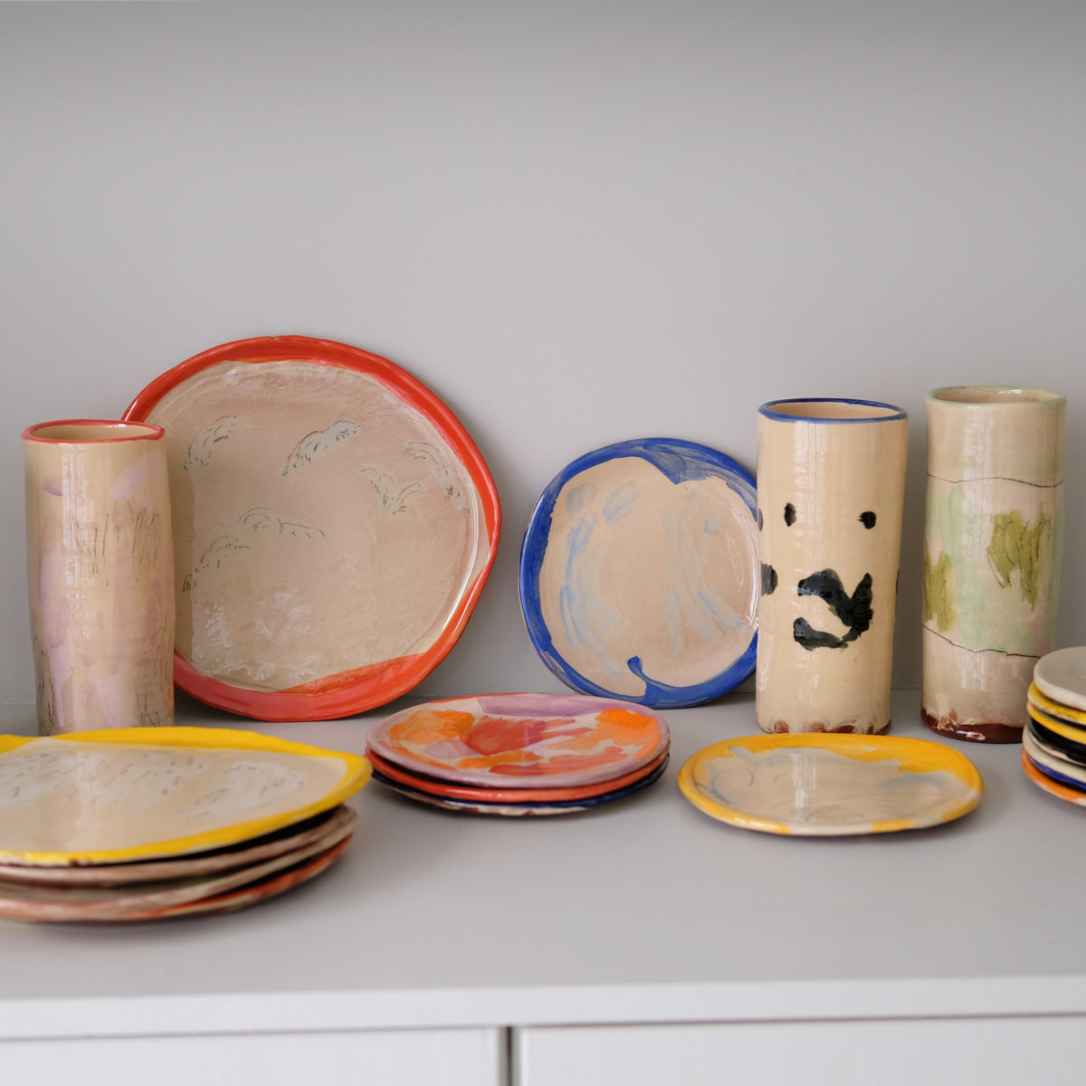 Assiette A26HB22 en faïence rouge D 19,5cm - Multicolore chez Brutal Ceramics
