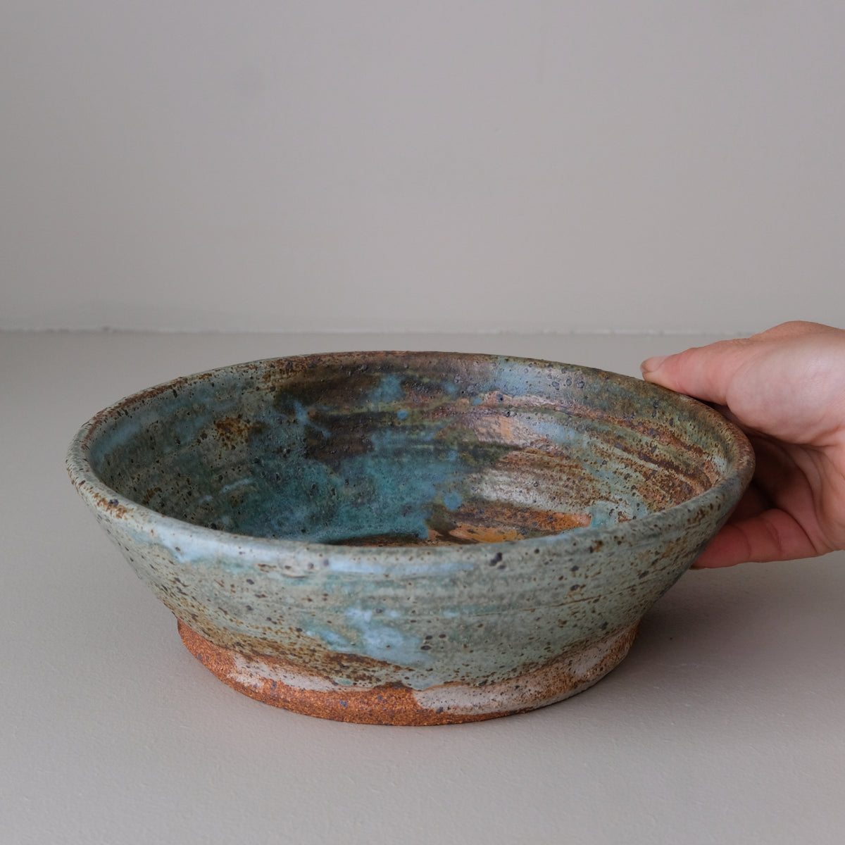 Saladier / Assiette creuse en grès D 23cm  - vert de Julia Gilles chez Brutal Ceramics