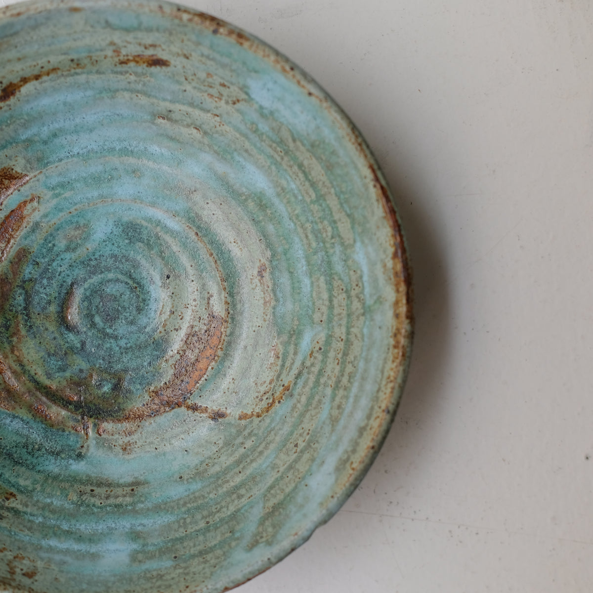 Saladier / Assiette creuse en grès D 23cm  - vert de Julia Gilles chez Brutal Ceramics