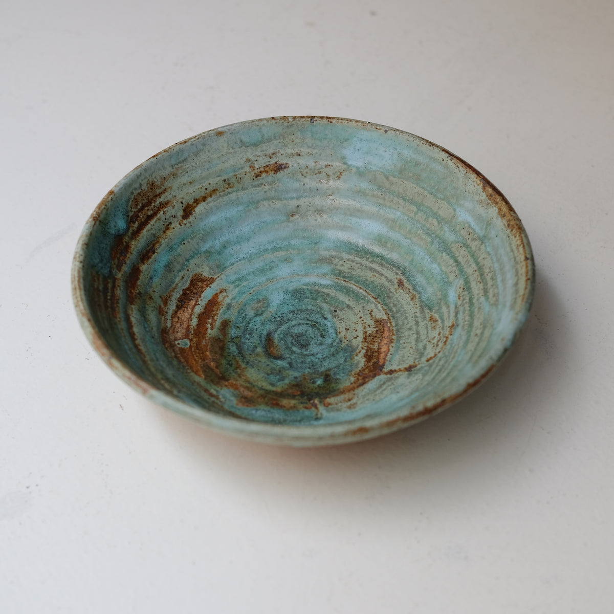 Saladier / Assiette creuse en grès D 23cm  - vert de Julia Gilles chez Brutal Ceramics