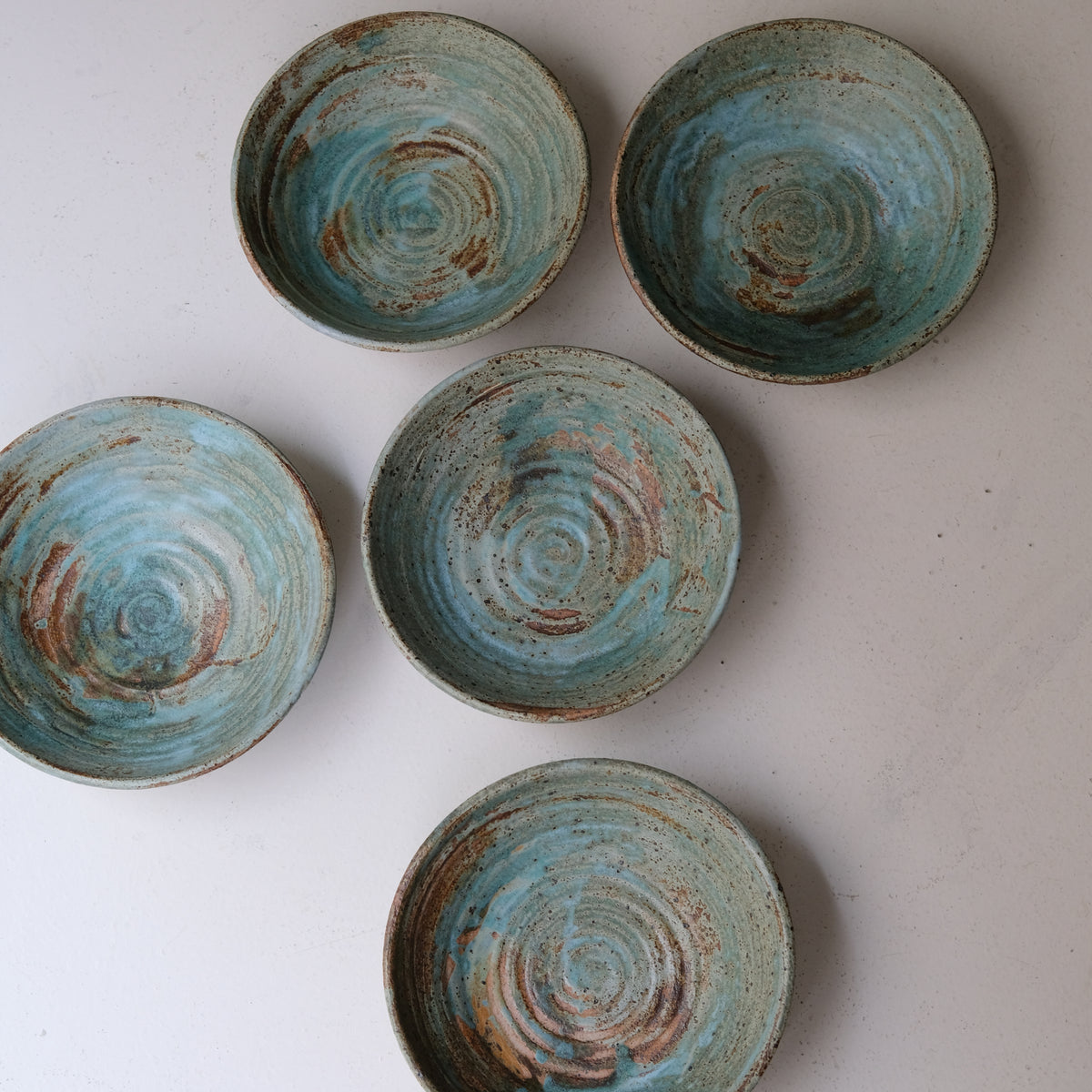 Saladier / Assiette creuse en grès D 23cm  - vert de Julia Gilles chez Brutal Ceramics