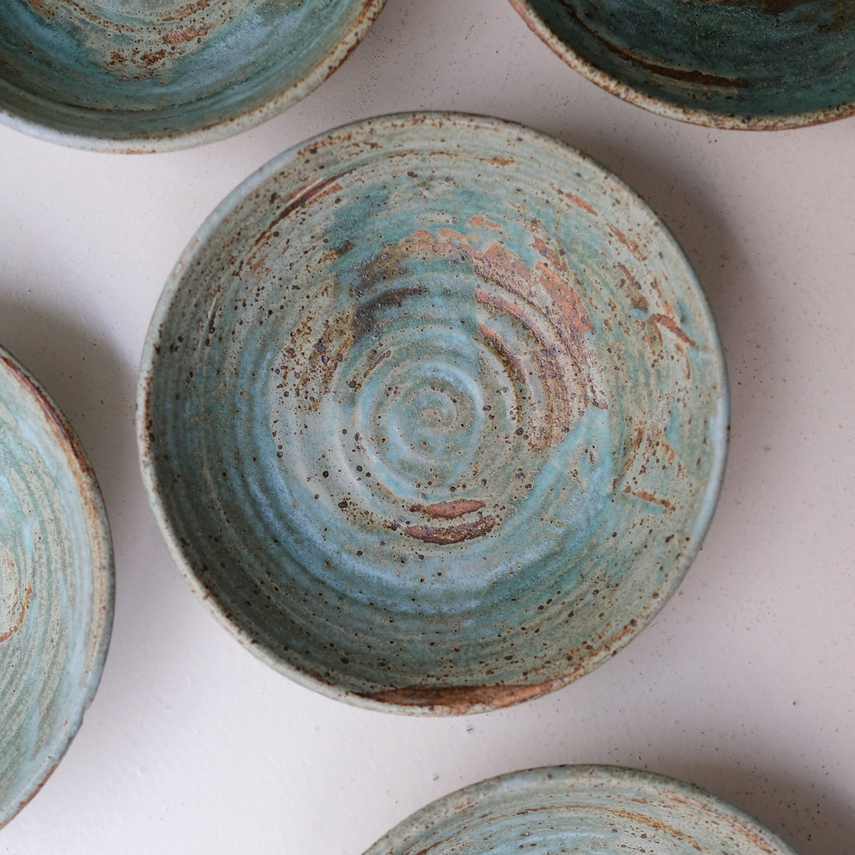 Saladier / Assiette creuse en grès D 23cm  - vert de Julia Gilles chez Brutal Ceramics