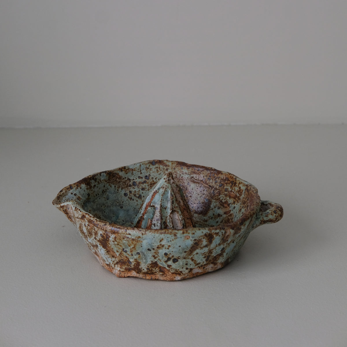 Presse agrumes en grès D 15cm - vert de Julia Gilles chez Brutal Ceramics