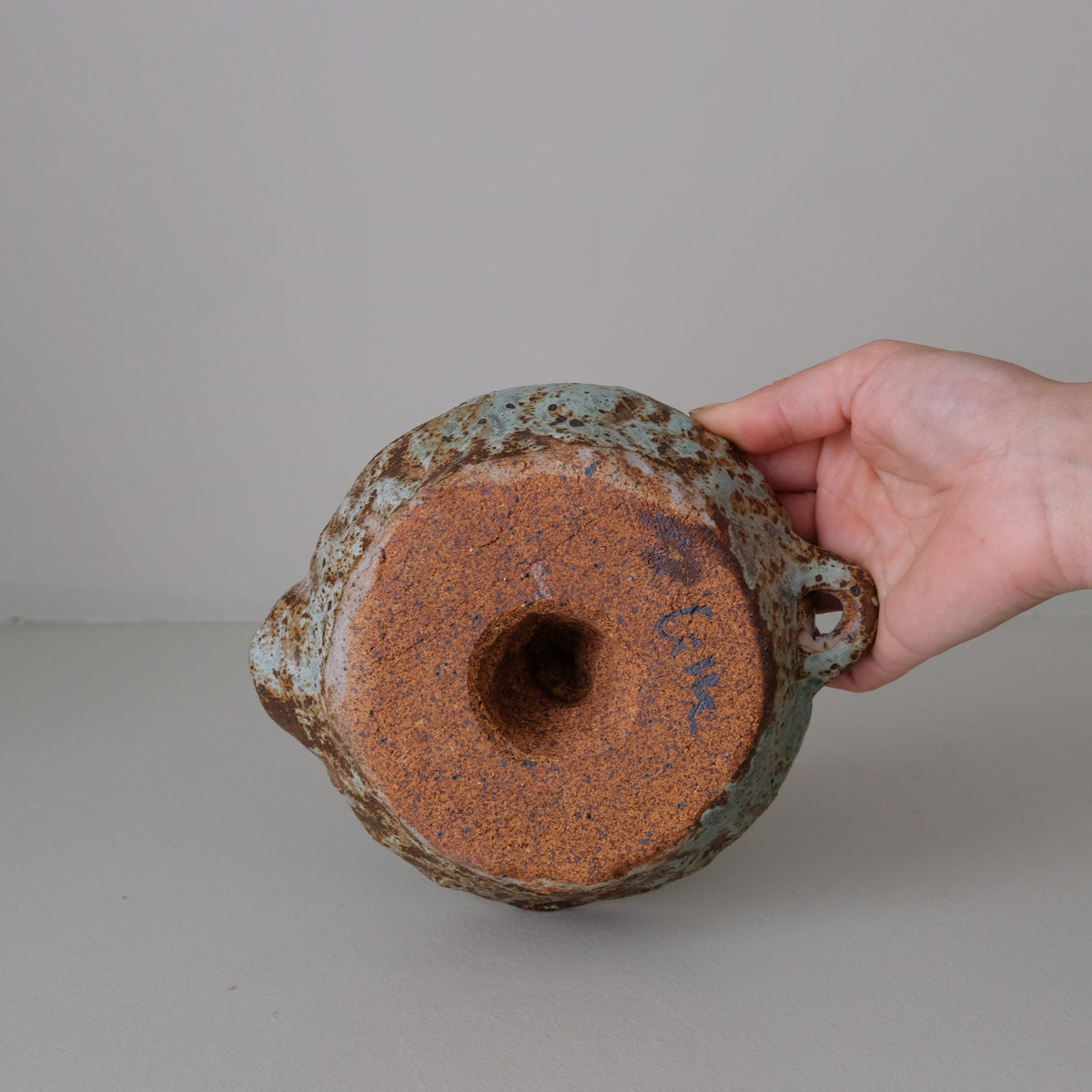 Presse agrumes en grès D 15cm - vert de Julia Gilles chez Brutal Ceramics