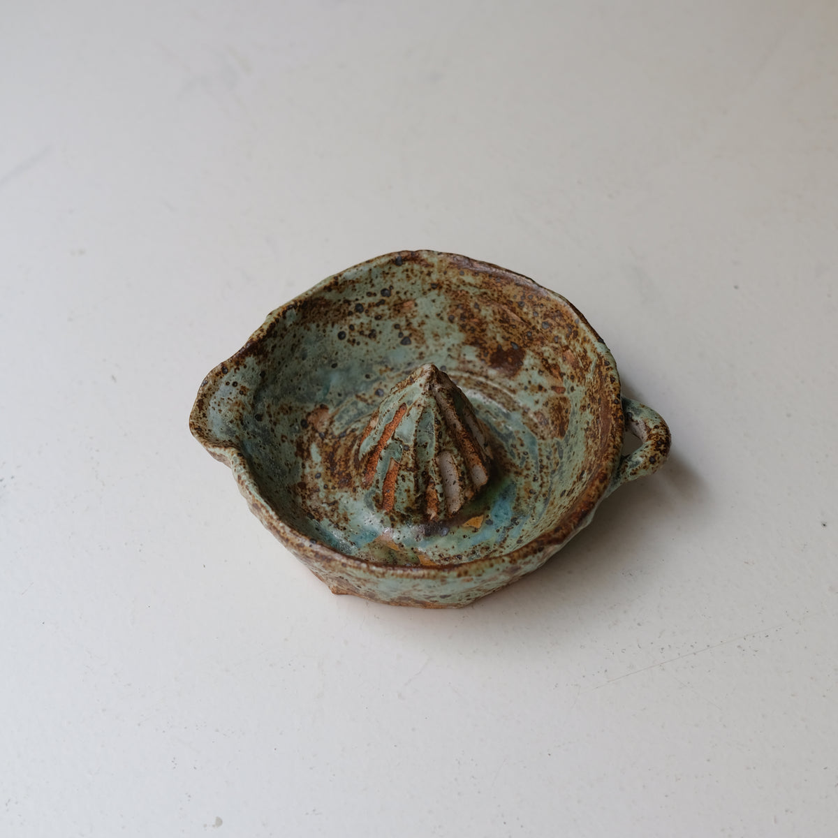 Presse agrumes en grès D 15cm - vert de Julia Gilles chez Brutal Ceramics