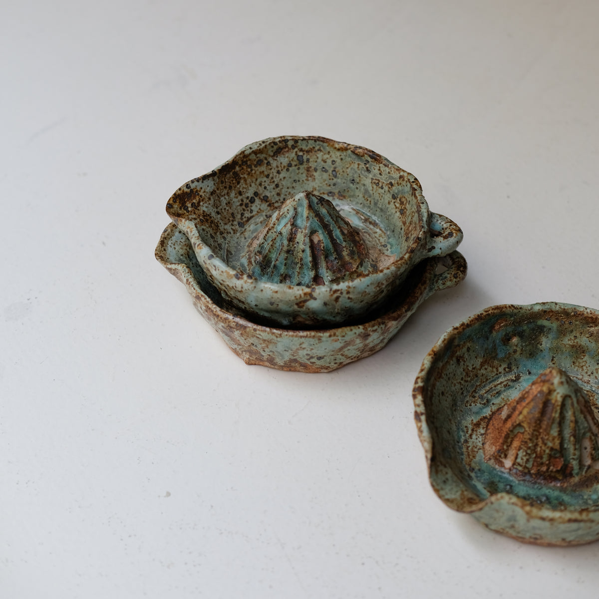 Presse agrumes en grès D 15cm - vert de Julia Gilles chez Brutal Ceramics