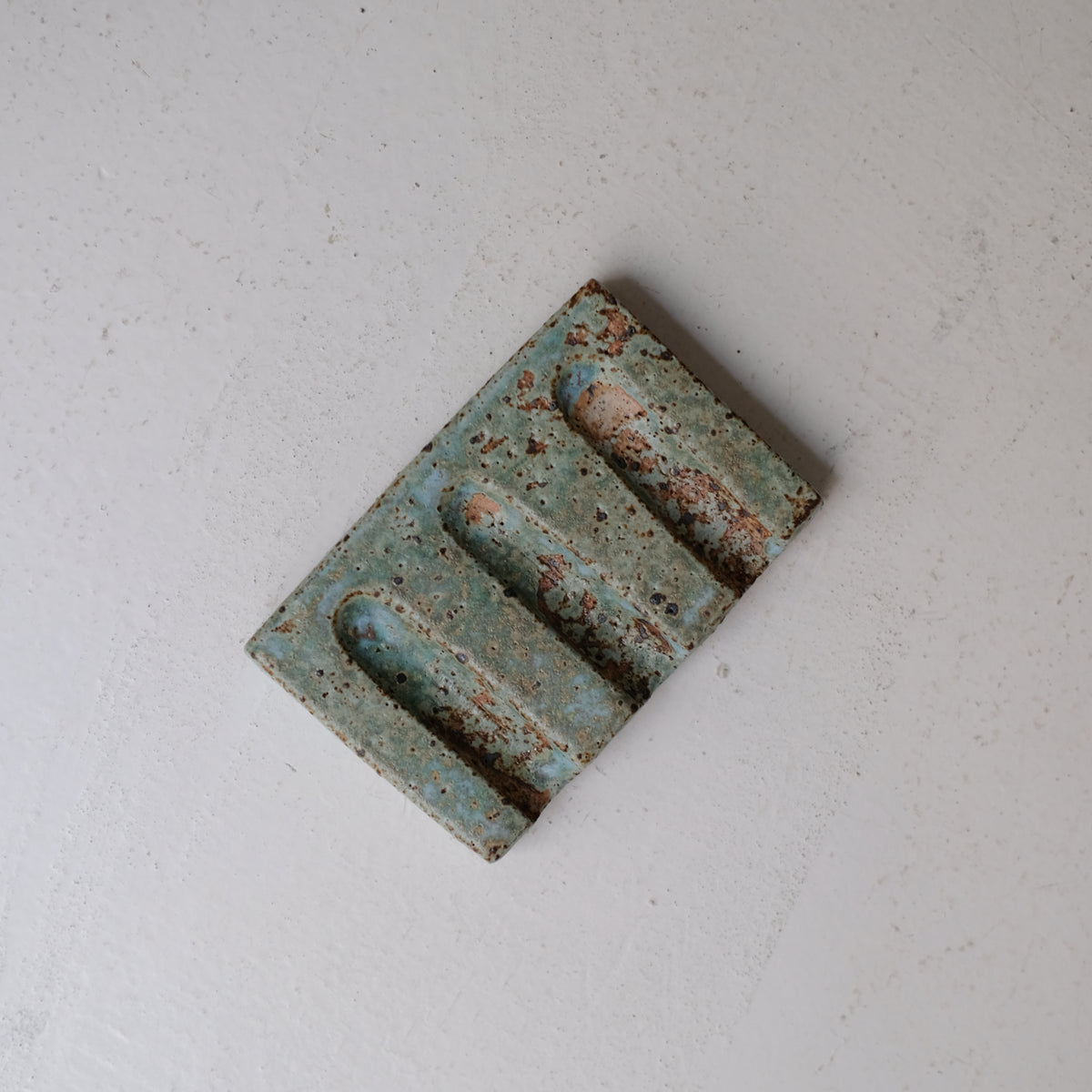Porte savon A2601 L 10cm  - vert de Julia Gilles chez Brutal Ceramics