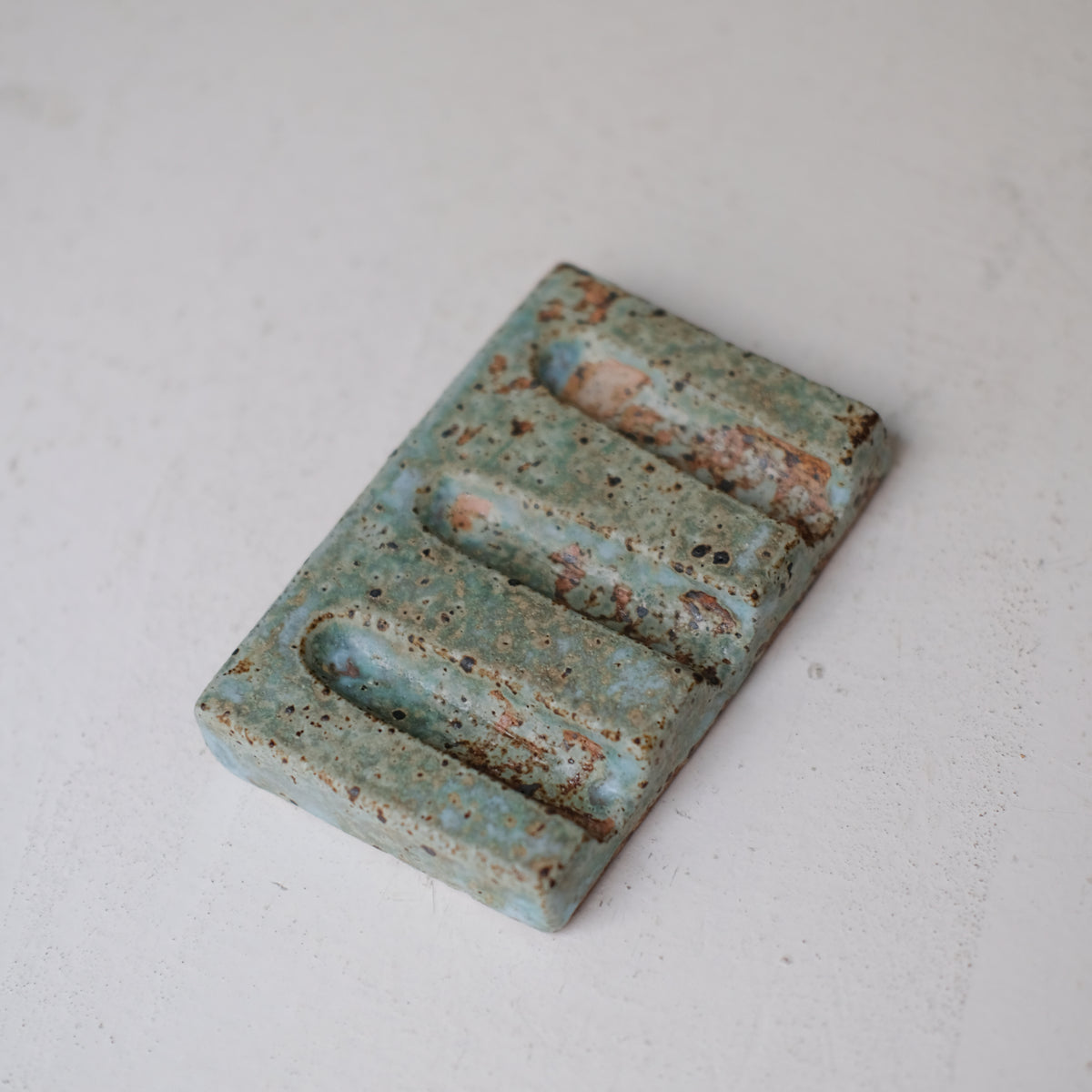 Porte savon A2601 L 10cm  - vert de Julia Gilles chez Brutal Ceramics