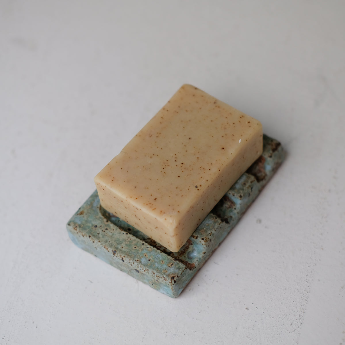 Porte savon A2601 L 10cm  - vert de Julia Gilles chez Brutal Ceramics