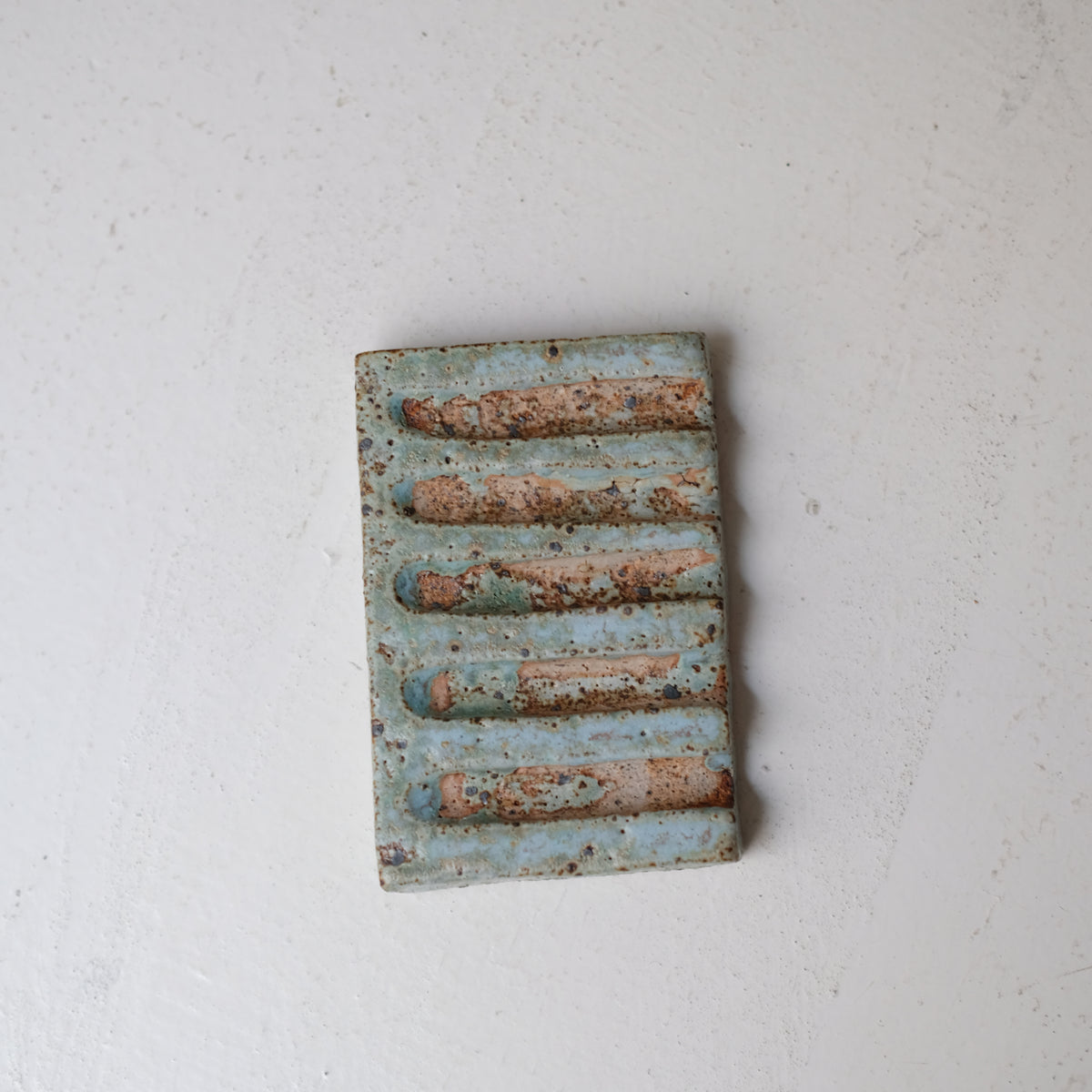 Porte savon A2602 L 10cm  - vert de Julia Gilles chez Brutal Ceramics
