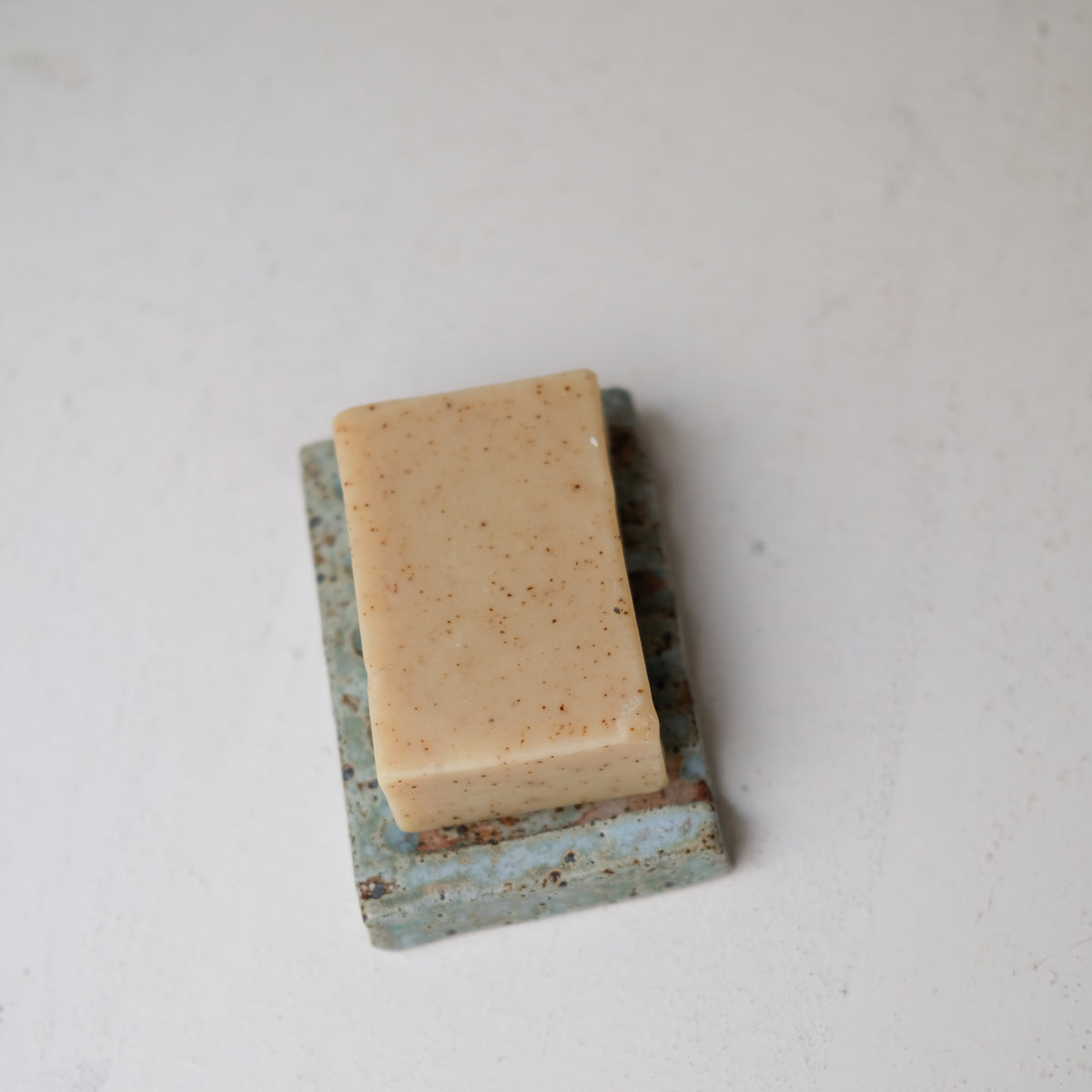 Porte savon A2602 L 10cm  - vert de Julia Gilles chez Brutal Ceramics