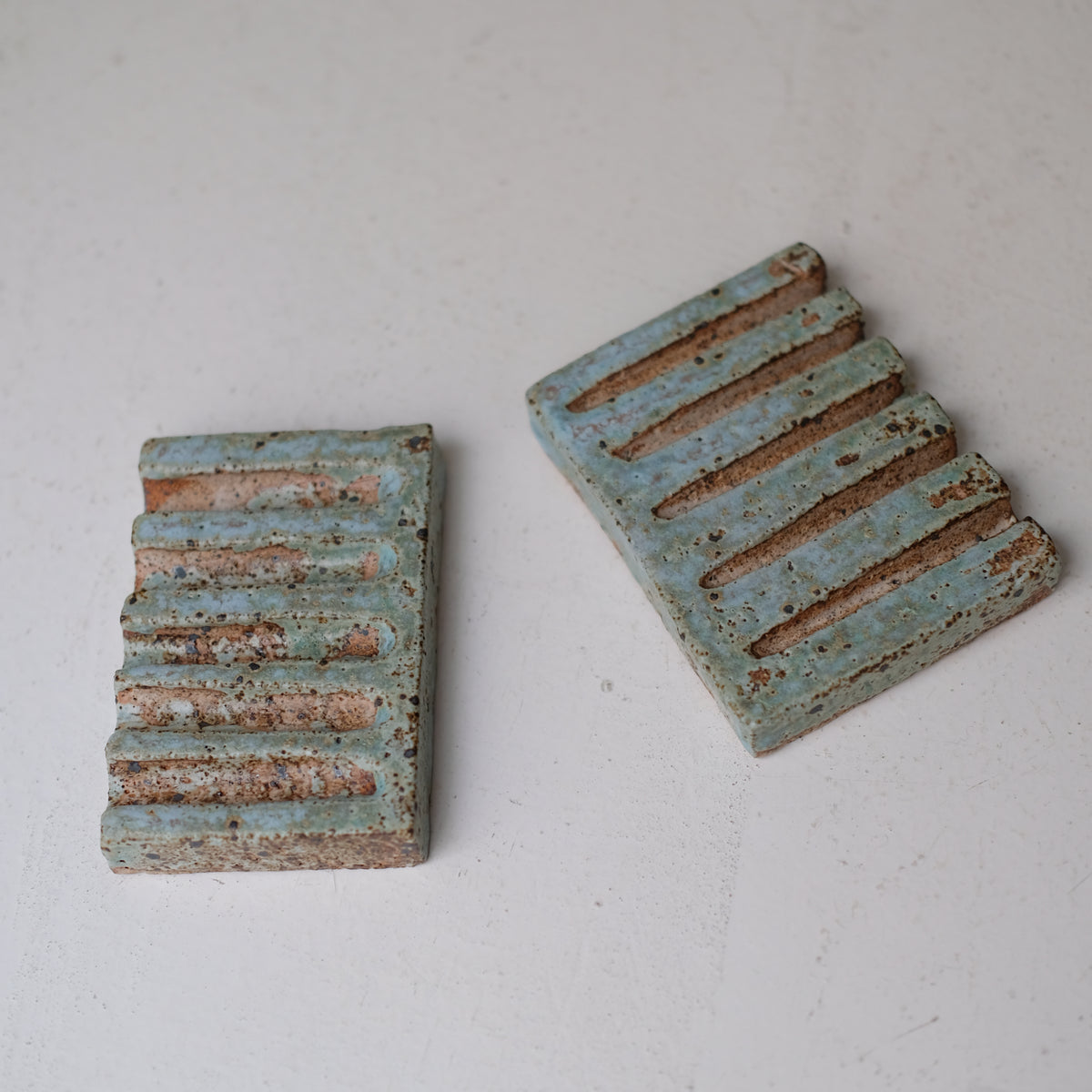 Porte savon A2602 L 10cm  - vert de Julia Gilles chez Brutal Ceramics