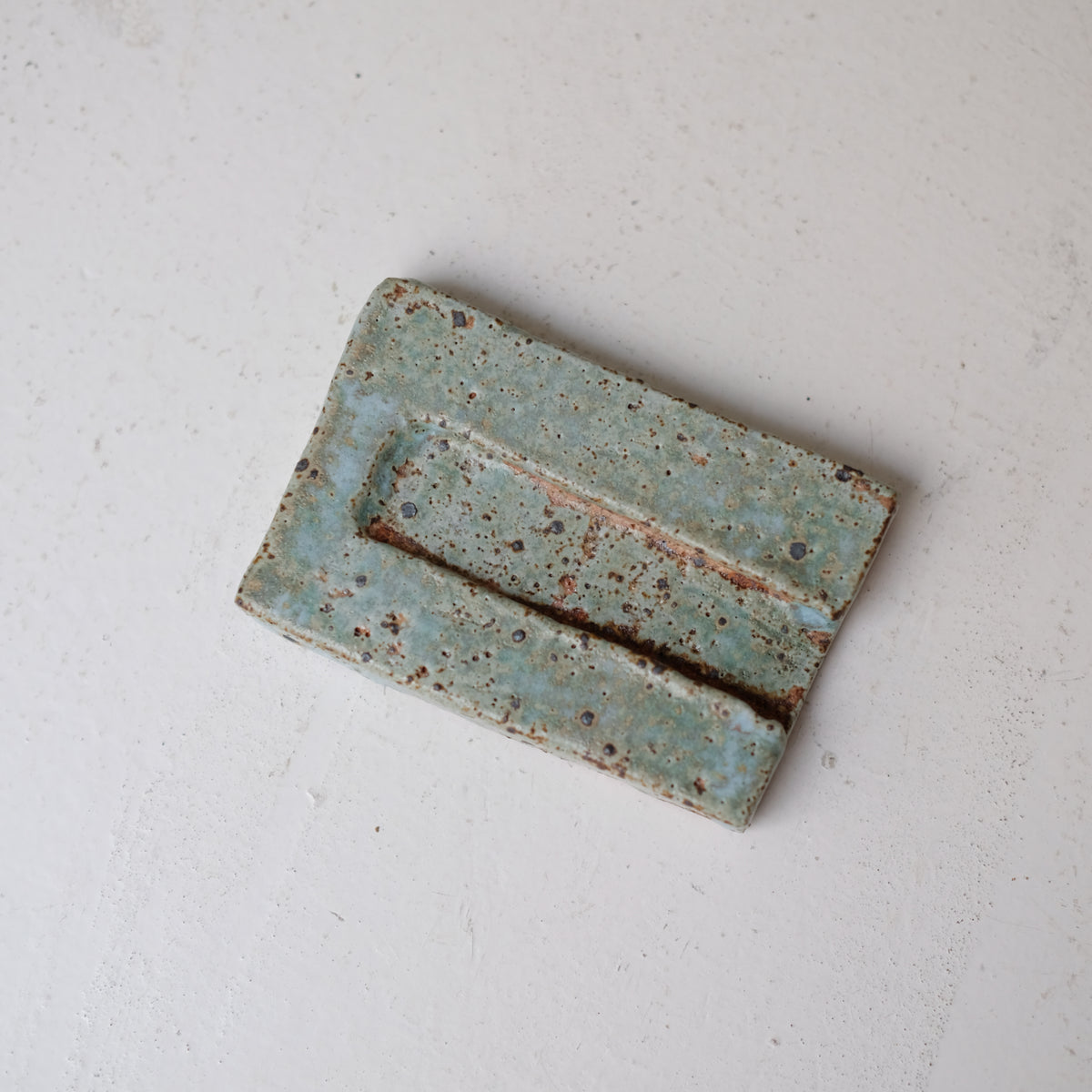 Porte savon A2603 L 10cm  - vert de Julia Gilles chez Brutal Ceramics