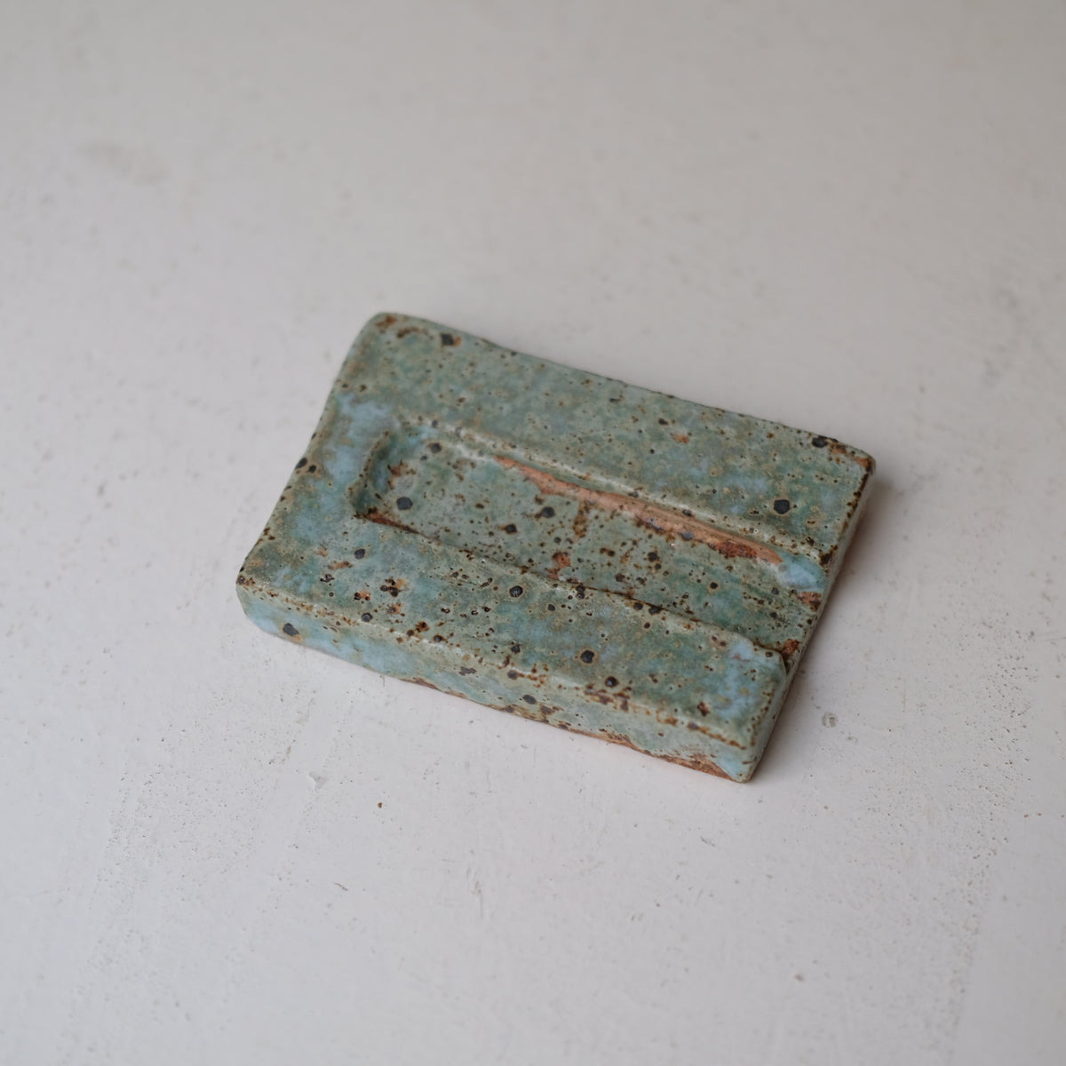 Porte savon A2603 L 10cm  - vert de Julia Gilles chez Brutal Ceramics