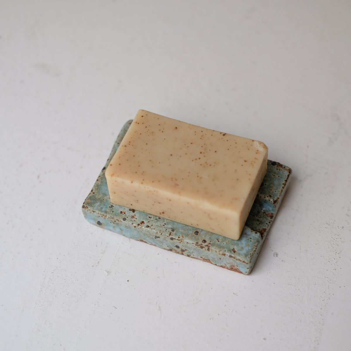 Porte savon A2603 L 10cm  - vert de Julia Gilles chez Brutal Ceramics