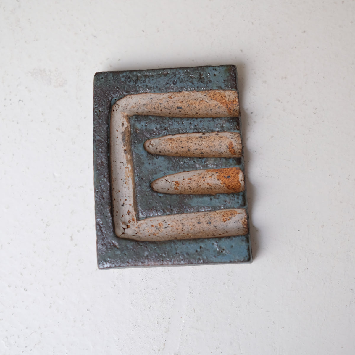 Porte savon A2605 L 10cm  - bleu et noir de Julia Gilles chez Brutal Ceramics