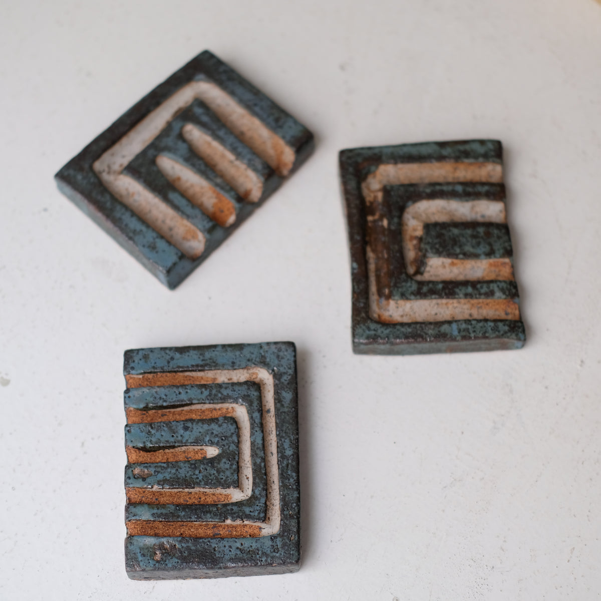 Porte savon A2605 L 10cm  - bleu et noir de Julia Gilles chez Brutal Ceramics