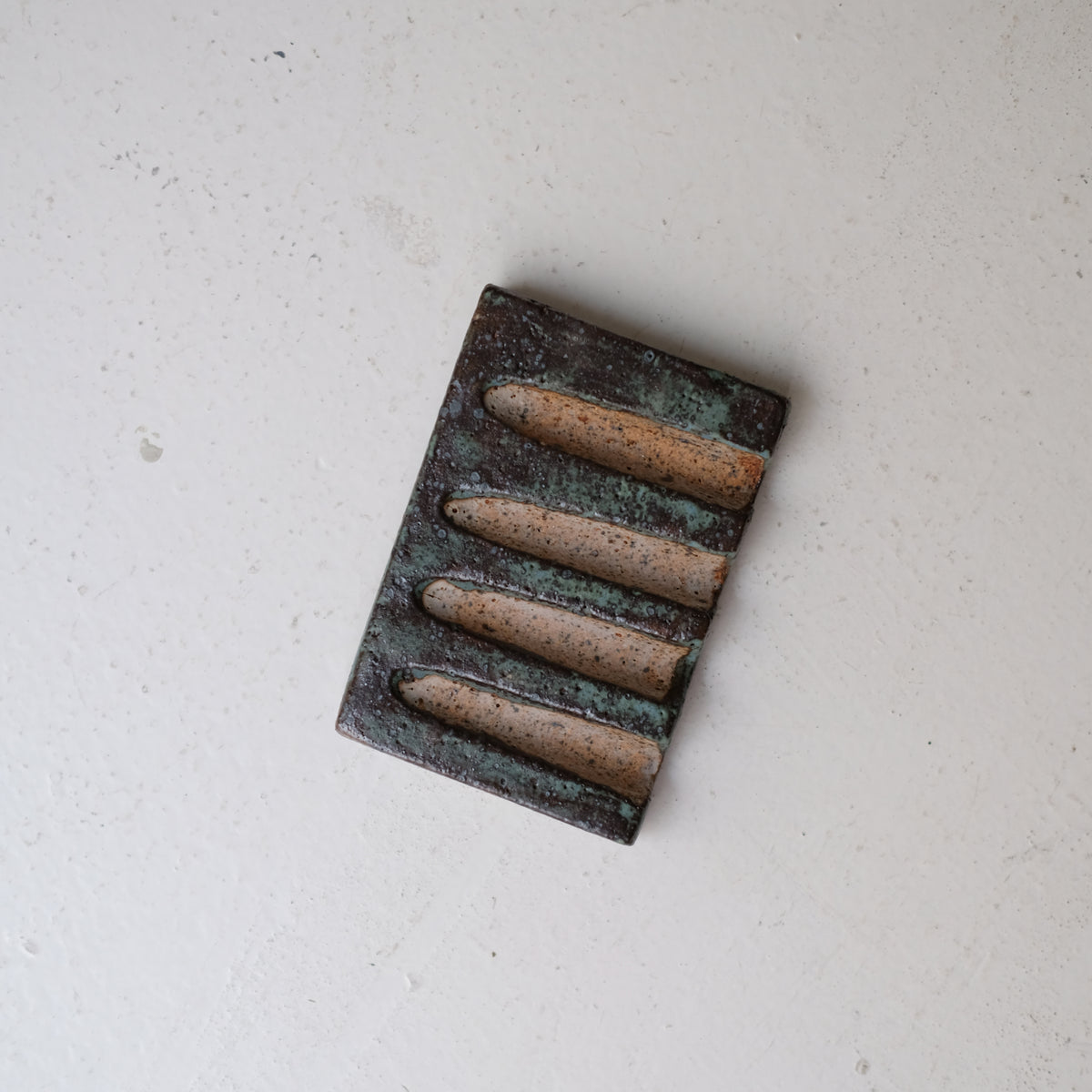 Porte savon A2606 L 10cm  - bleu et noir de Julia Gilles chez Brutal Ceramics