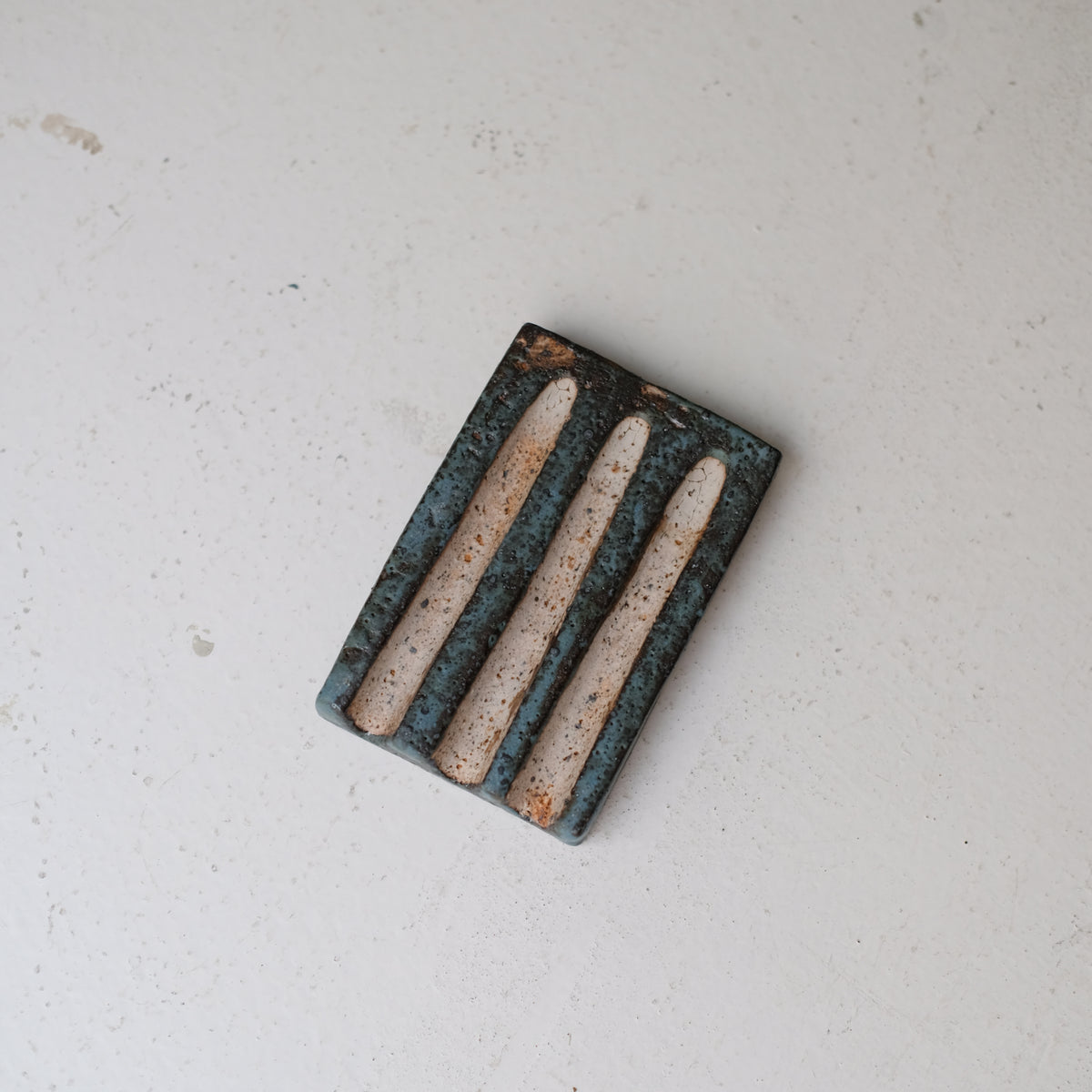 Porte savon A2607 L 10cm  - bleu et noir de Julia Gilles chez Brutal Ceramics