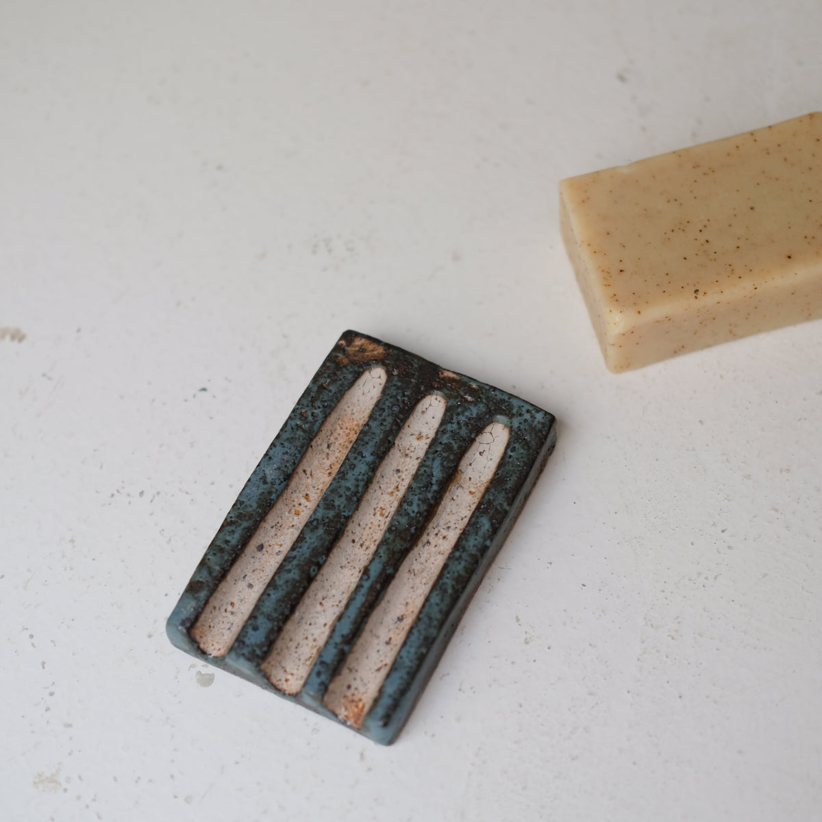 Porte savon A2607 L 10cm  - bleu et noir de Julia Gilles chez Brutal Ceramics