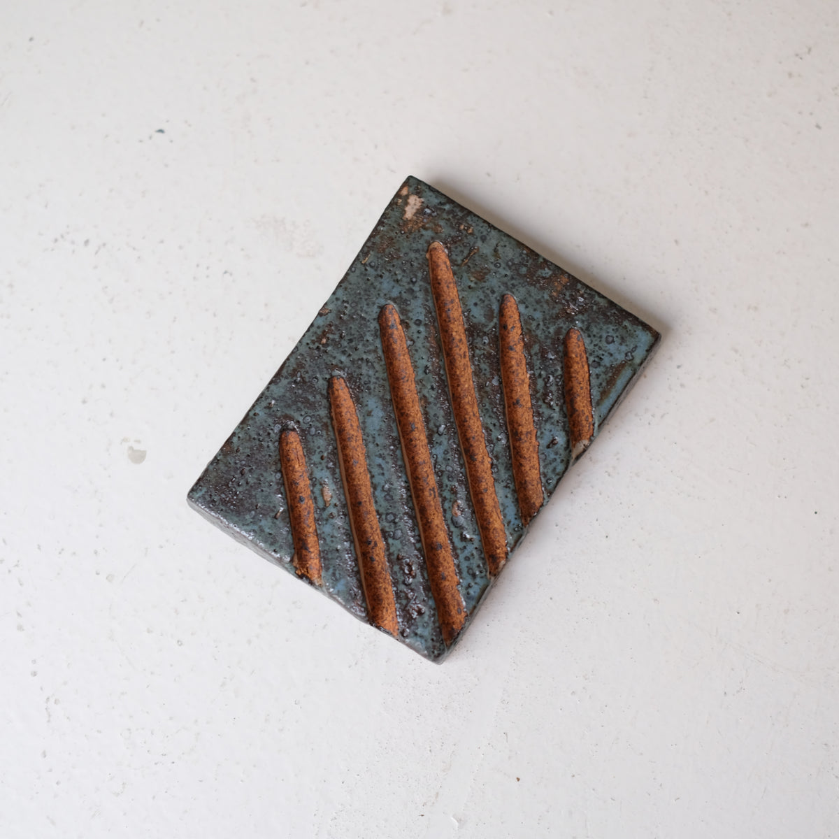 Porte savon A2608 L 10cm  - bleu et noir de Julia Gilles chez Brutal Ceramics