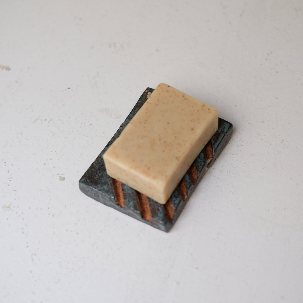 Porte savon A2608 L 10cm  - bleu et noir de Julia Gilles chez Brutal Ceramics
