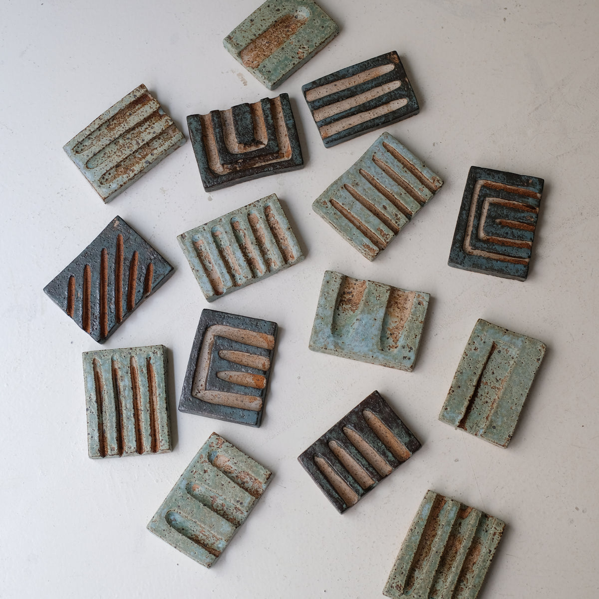 Porte savon A2602 L 10cm  - vert de Julia Gilles chez Brutal Ceramics