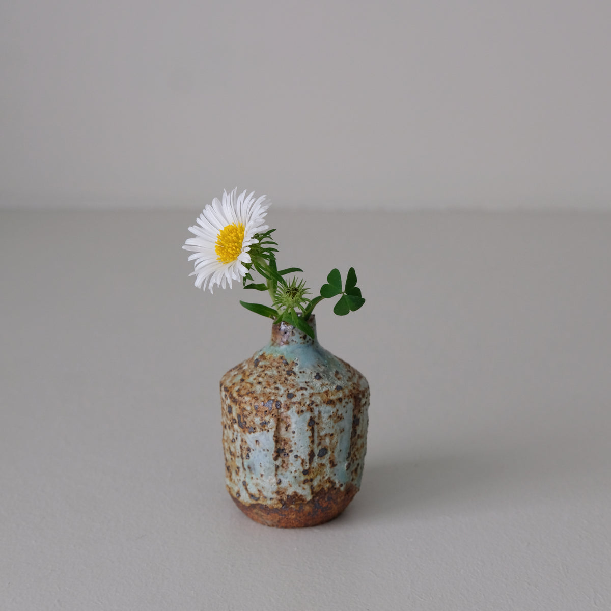 Vase facetté en grès H 7cm  - Vert de Julia Gilles chez Brutal Ceramics