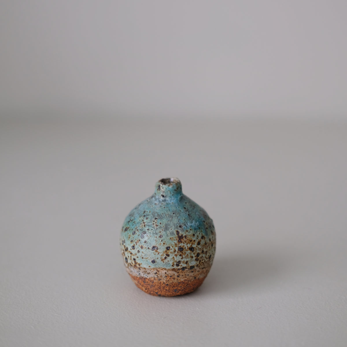 Vase rond en grès H 7cm - Vert  de Julia Gilles chez Brutal Ceramics