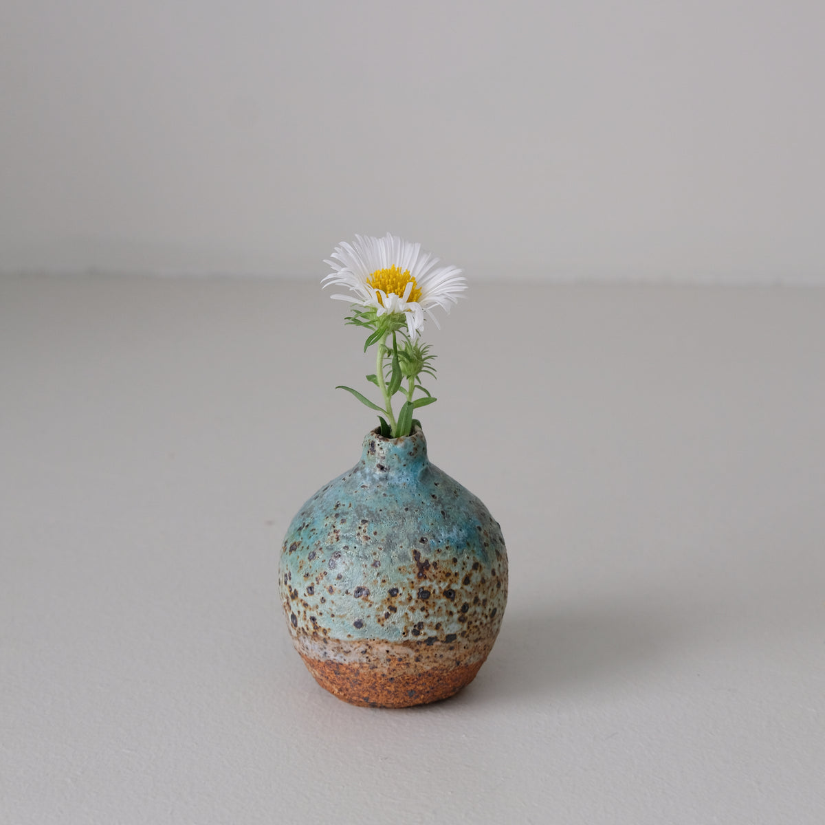 Vase rond en grès H 7cm - Vert  de Julia Gilles chez Brutal Ceramics