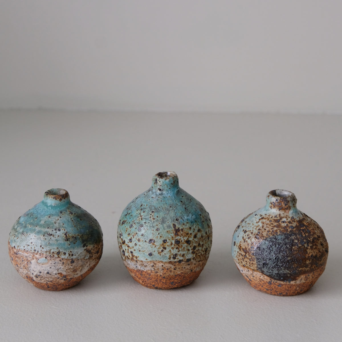 Vase rond en grès H 7cm - Vert  de Julia Gilles chez Brutal Ceramics