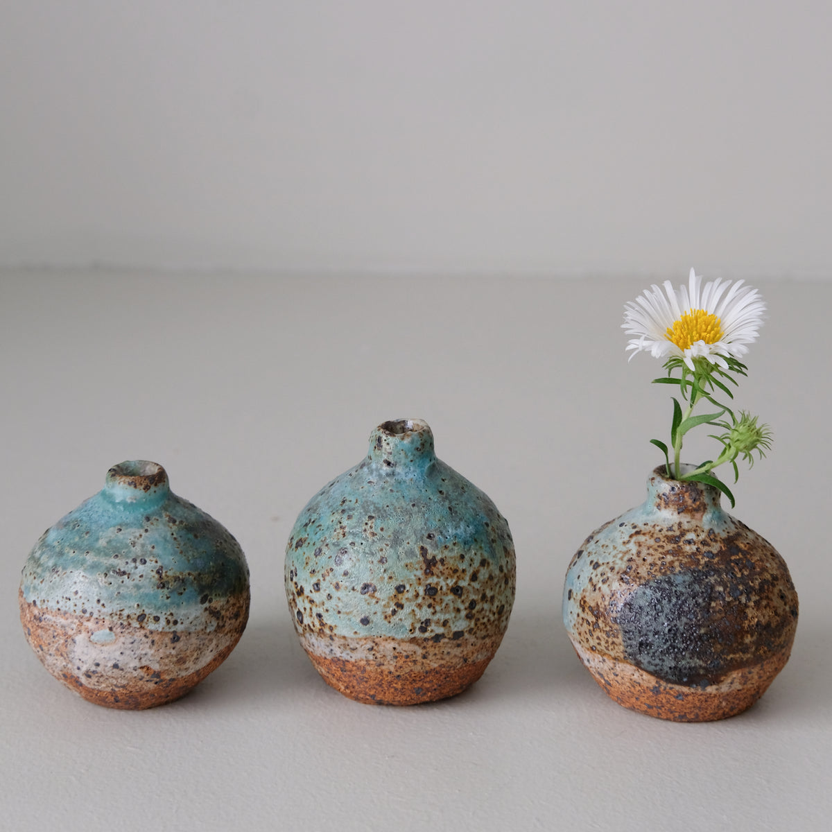Vase rond en grès H 7cm - Vert  de Julia Gilles chez Brutal Ceramics