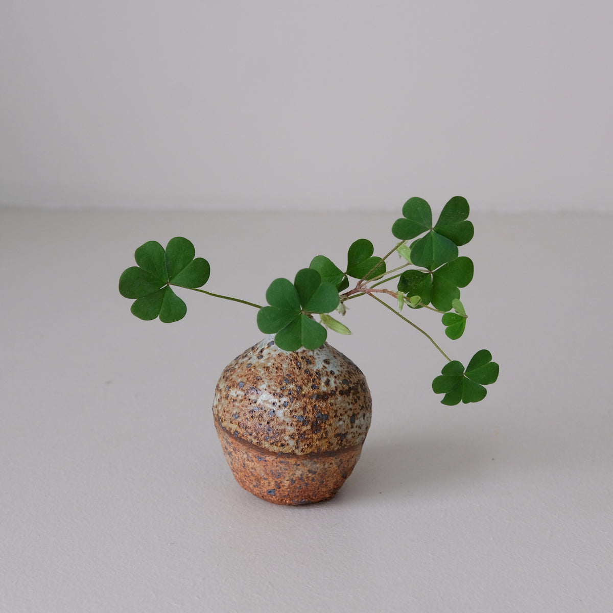 Vase rond en grès H 7cm  - Vert et brun de Julia Gilles chez Brutal Ceramics