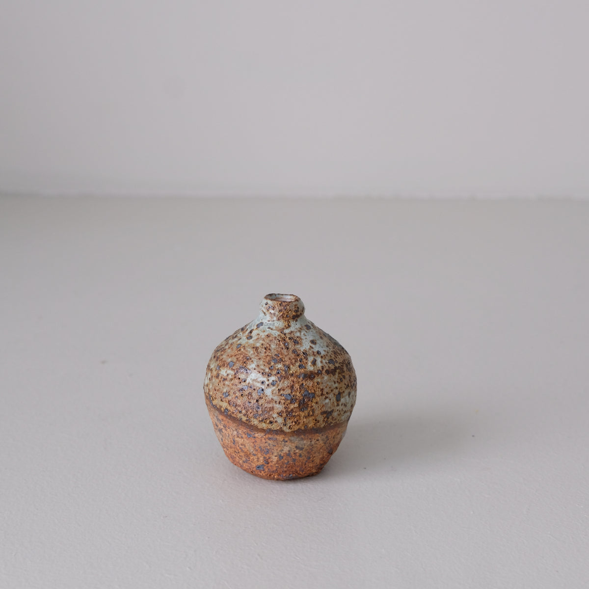 Vase rond en grès H 7cm  - Vert et brun de Julia Gilles chez Brutal Ceramics