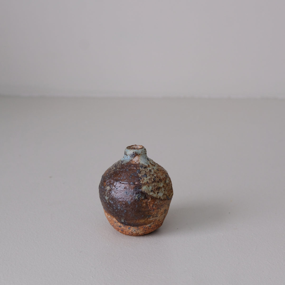 Vase rond en grès H 7cm  - Vert et brun de Julia Gilles chez Brutal Ceramics