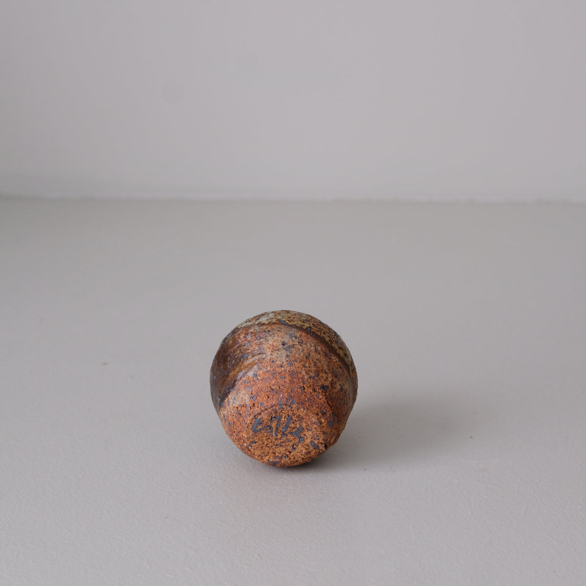 Vase rond en grès H 7cm  - Vert et brun de Julia Gilles chez Brutal Ceramics