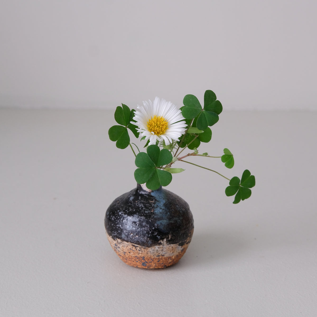 Vase rond en grès H 7cm  - brun de Julia Gilles chez Brutal Ceramics