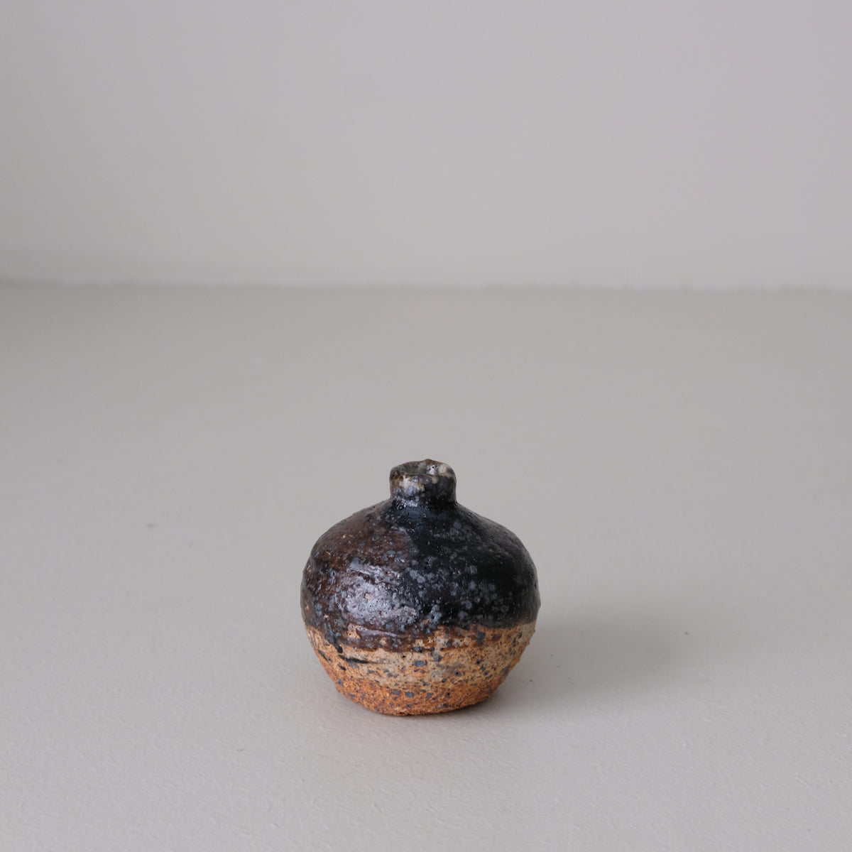 Vase rond en grès H 7cm  - brun de Julia Gilles chez Brutal Ceramics