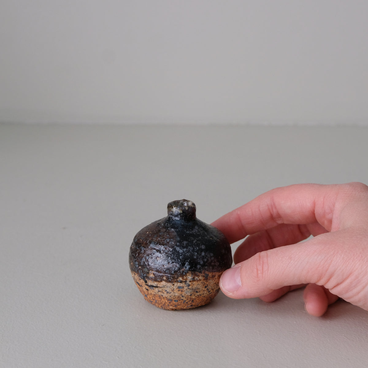 Vase rond en grès H 7cm  - brun de Julia Gilles chez Brutal Ceramics