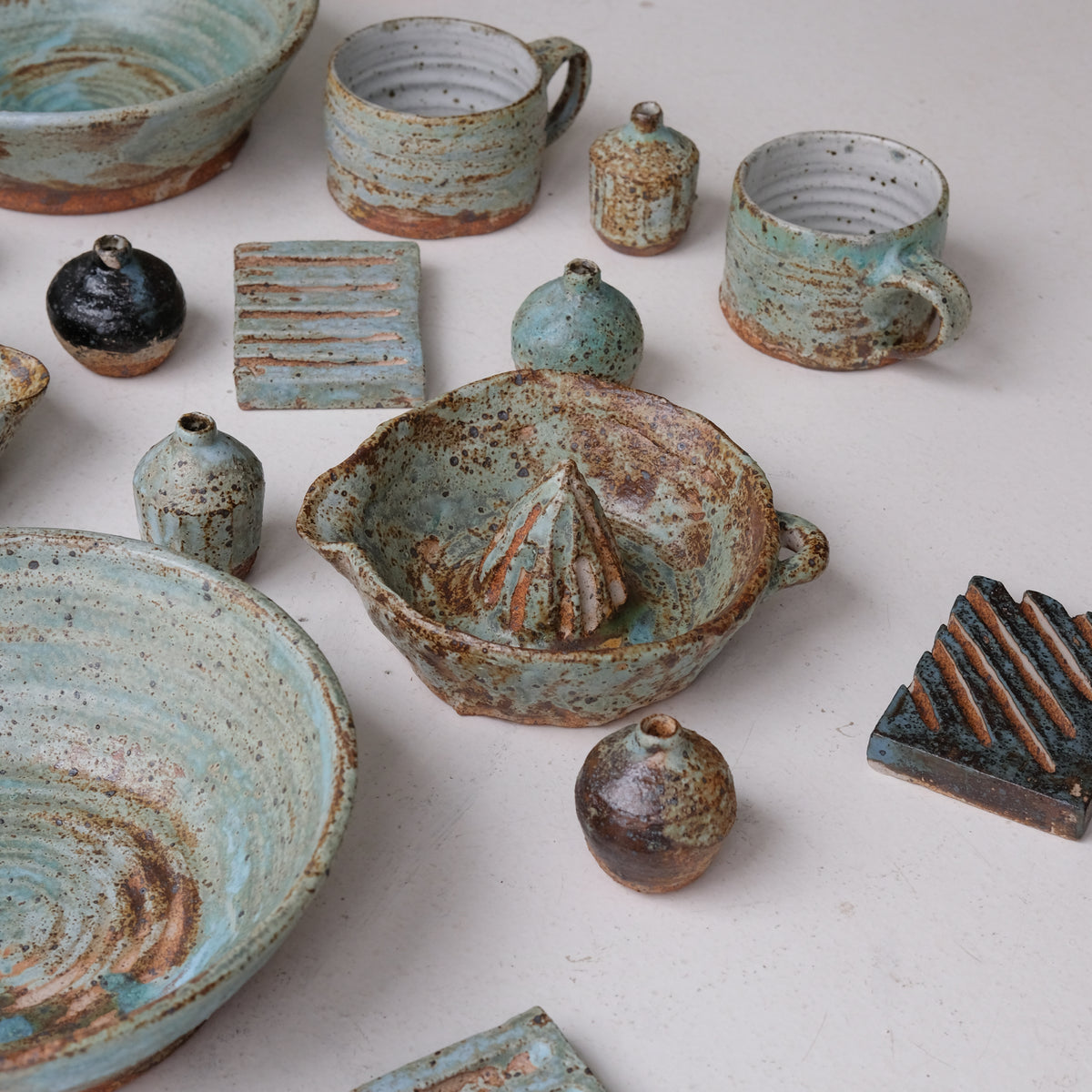 Presse agrumes en grès D 15cm - vert de Julia Gilles chez Brutal Ceramics