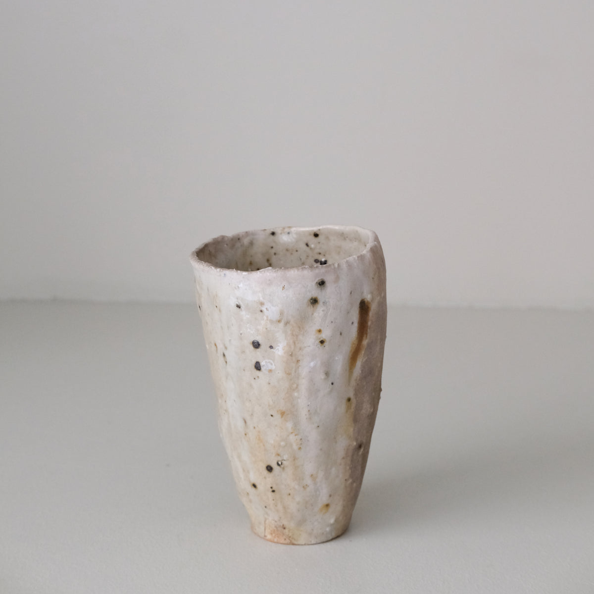 Tasse 01 en terre récoltée 210 ml cuisson feu - crème de Nathalie Reocreux chez Brutal Ceramics